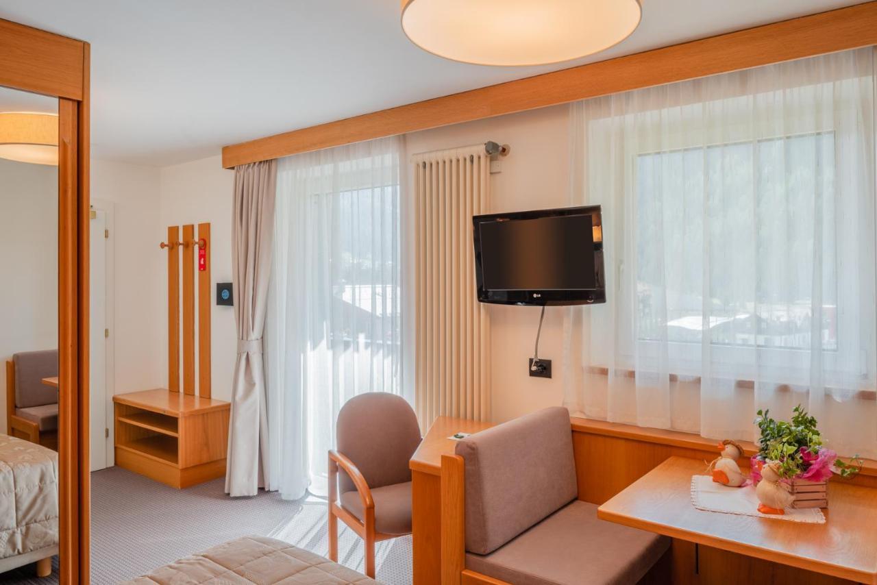 Hotel Ladina Campitello di Fassa Extérieur photo