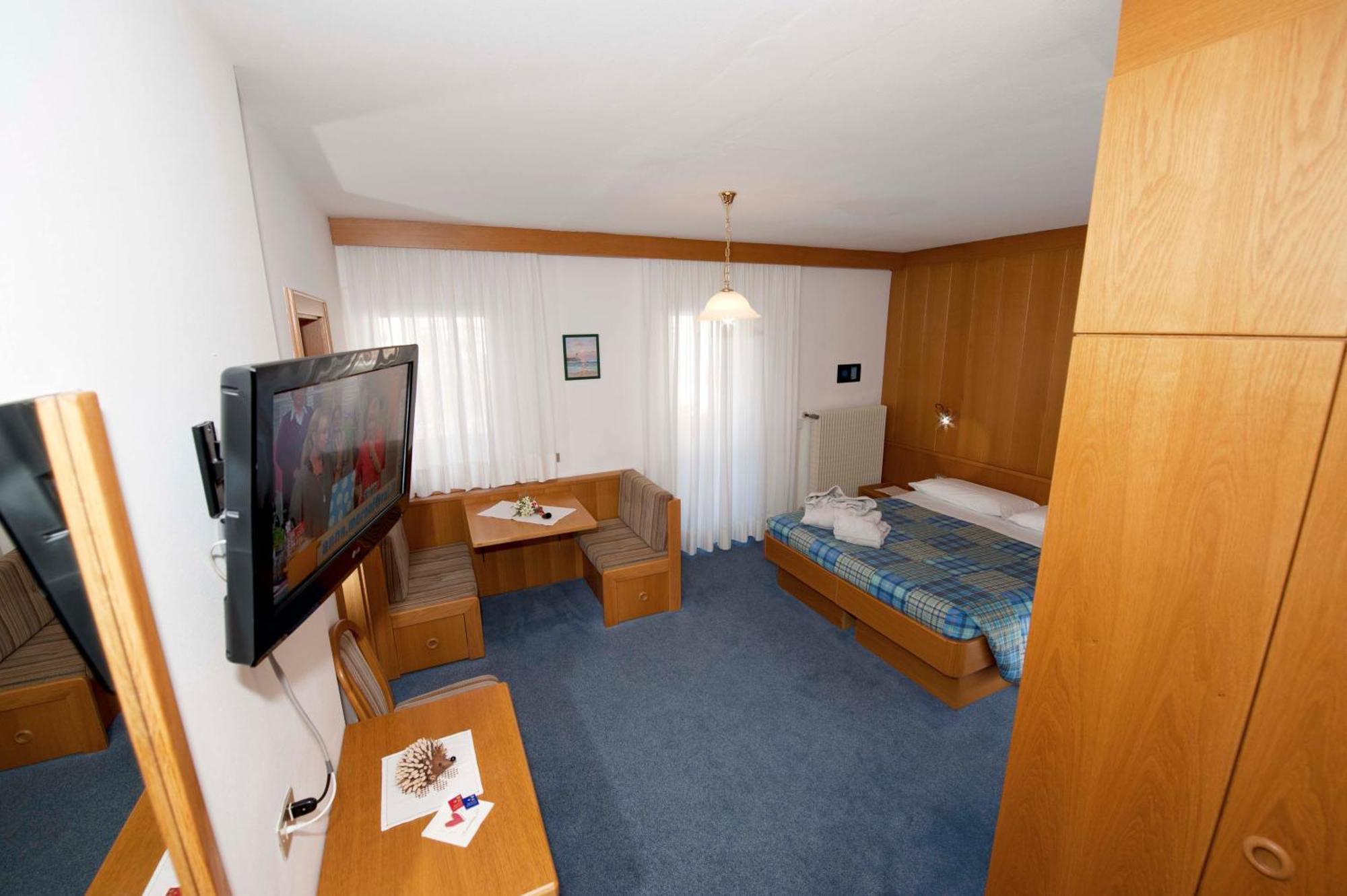 Hotel Ladina Campitello di Fassa Extérieur photo