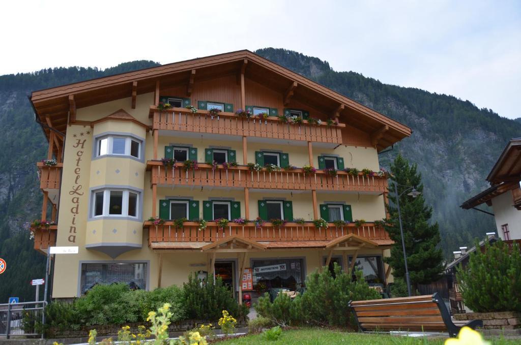 Hotel Ladina Campitello di Fassa Extérieur photo