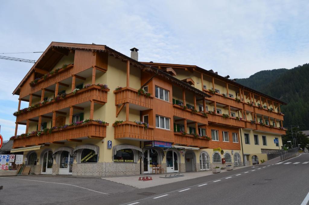 Hotel Ladina Campitello di Fassa Extérieur photo