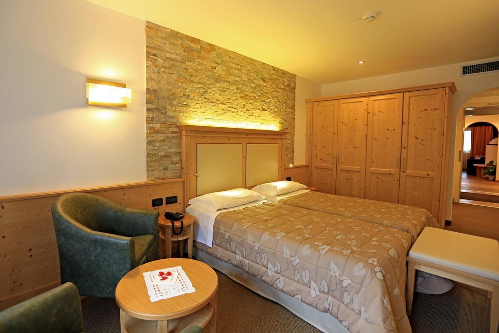 Hotel Ladina Campitello di Fassa Chambre photo