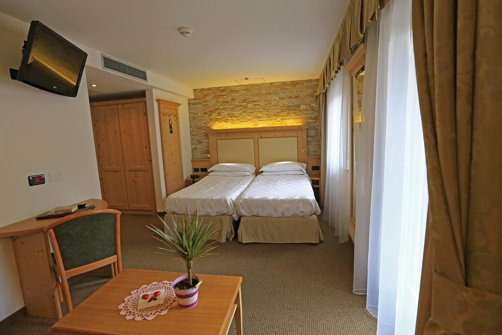 Hotel Ladina Campitello di Fassa Chambre photo