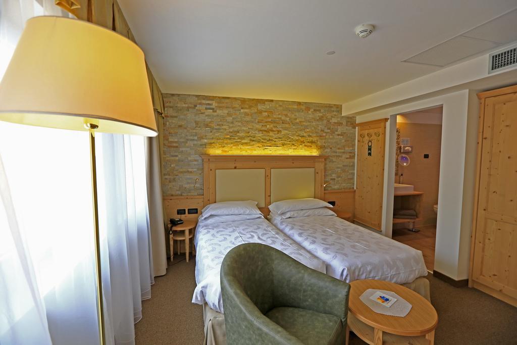 Hotel Ladina Campitello di Fassa Chambre photo