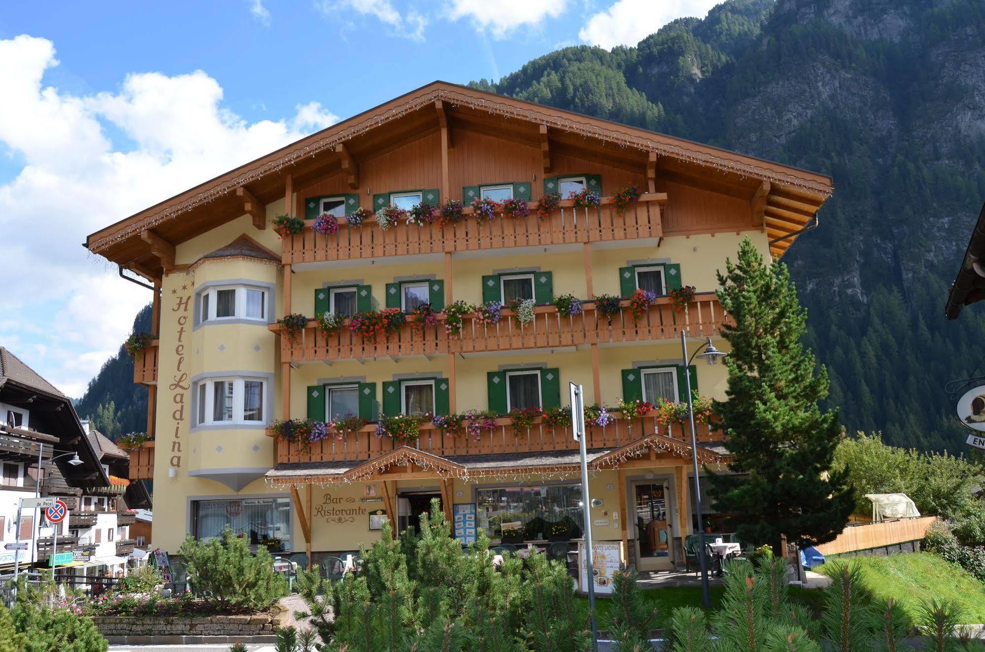 Hotel Ladina Campitello di Fassa Extérieur photo